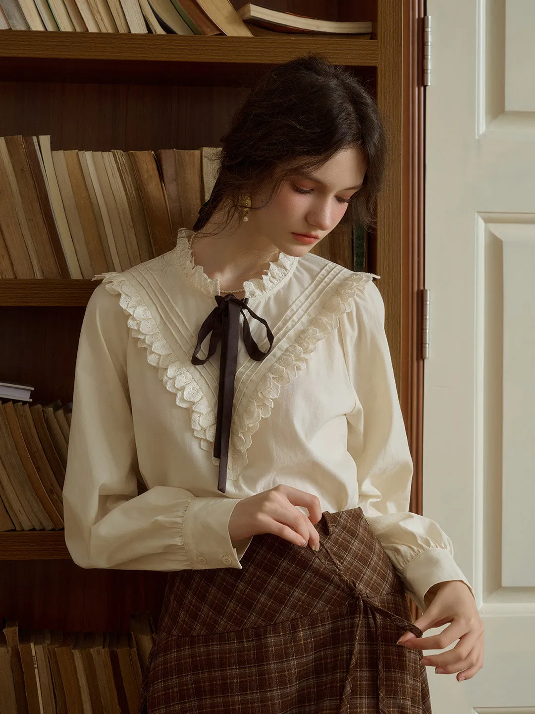 【Final Sale】Yareli Vintage Lace Panel Contrasting Lace-up Round Neck Blouse - Blue