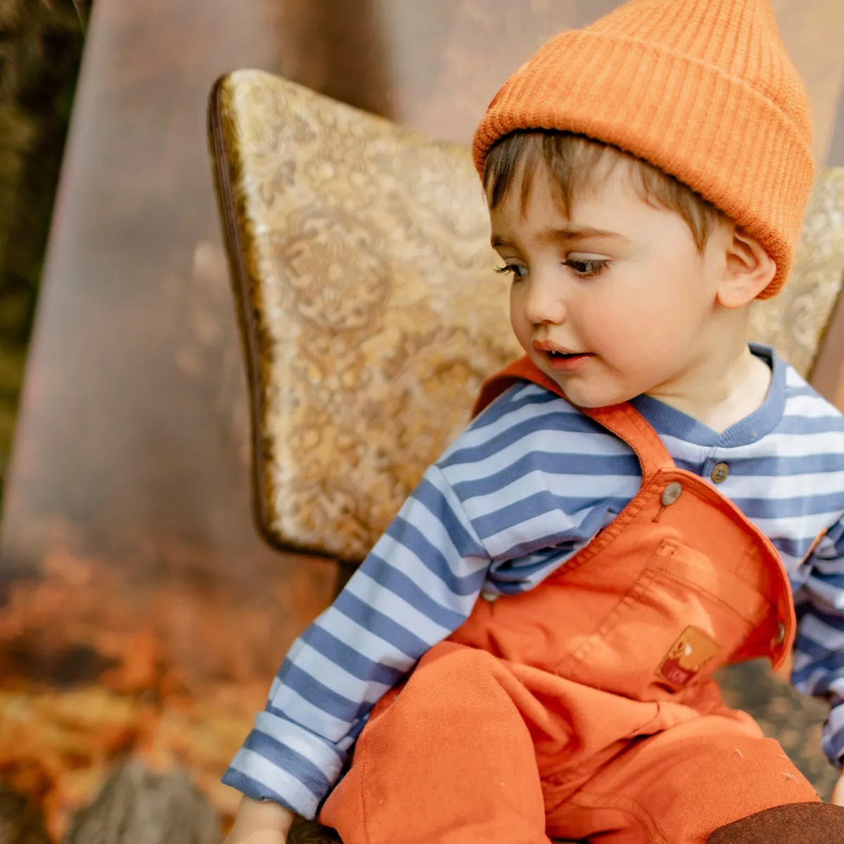 Tuque en tricot orange avec cordon, bébé || Orange knit toque with cords, baby