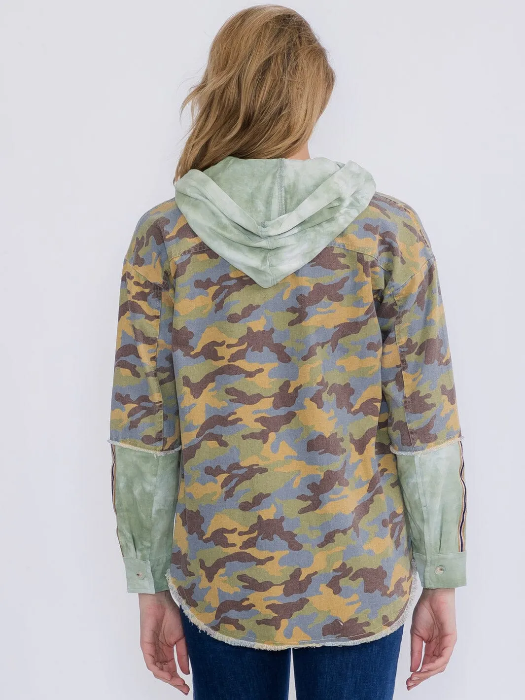 WOMEN'S LONG SLEEVE BUTTON CLOSURE CAMO PRINT HOODED DENIM TOP