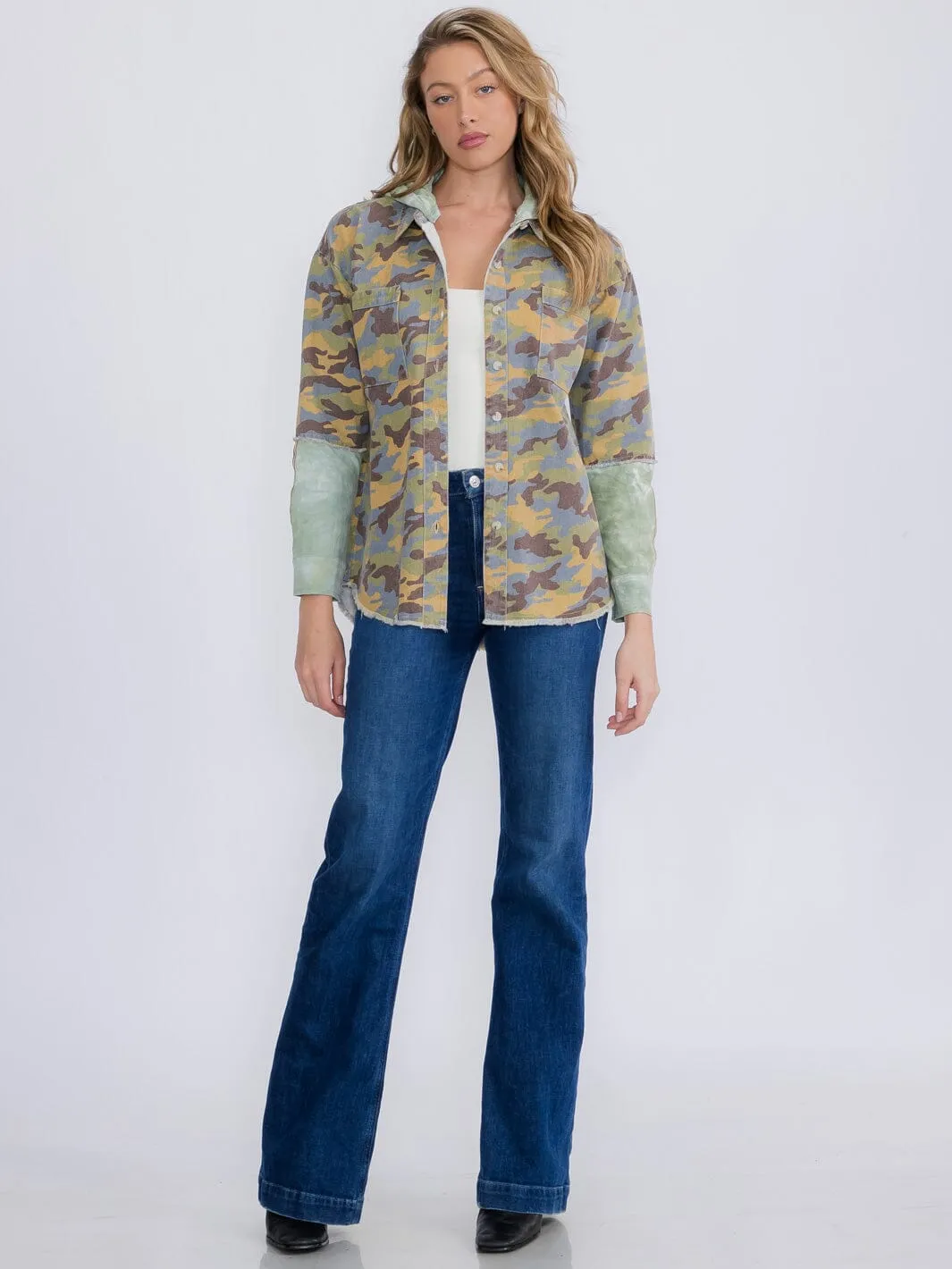 WOMEN'S LONG SLEEVE BUTTON CLOSURE CAMO PRINT HOODED DENIM TOP